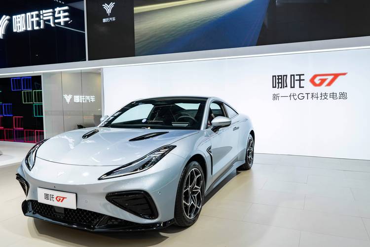 广州348哪吒汽车在智能汽车领域的表现，领途汽车在新能源汽车市场中的影响力